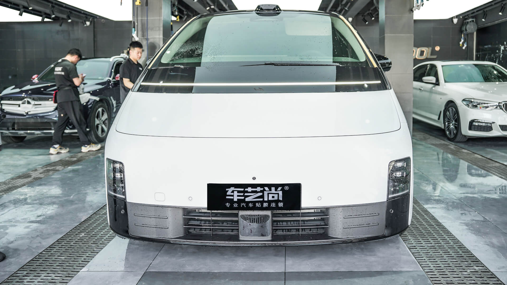 理想MEGA上海裝貼威固V10車(chē)衣隱形車(chē)衣汽車(chē)貼膜案例