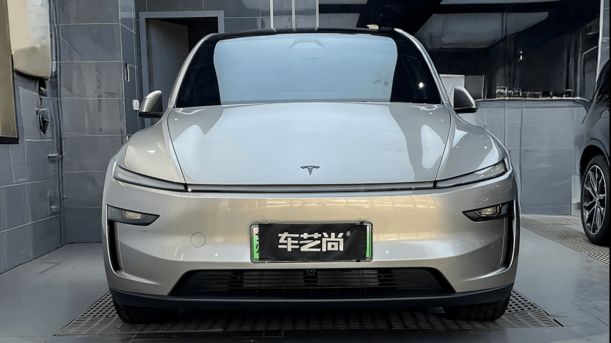 車藝尚南京旗艦店：特斯拉Model YL裝貼小藍企鵝車衣