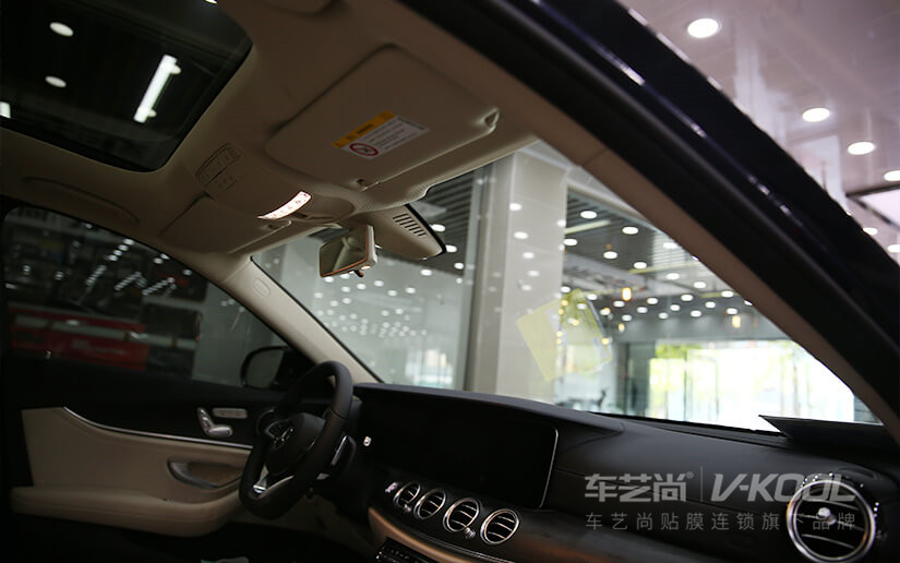 從車內(nèi)往外看，視野非常清晰