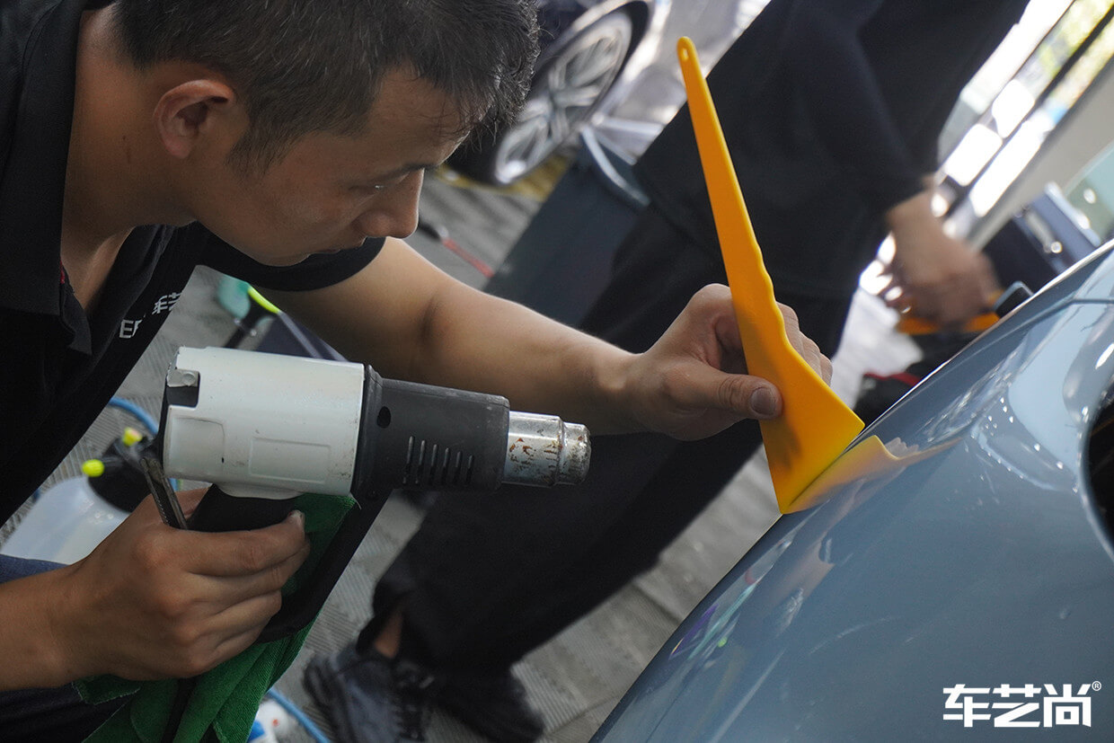 烤槍恒溫烘烤，對(duì)車衣進(jìn)行無(wú)痕包邊處理