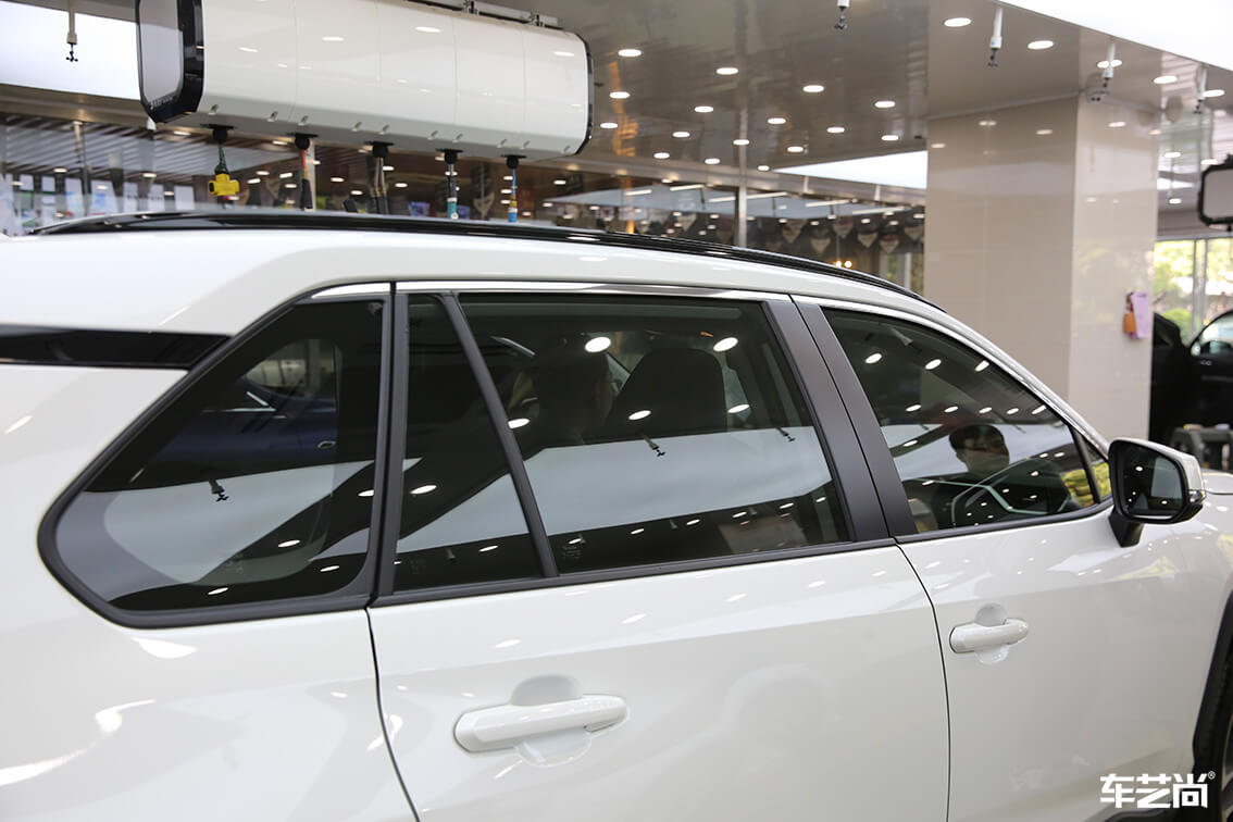 白色豐田RAV4威固隔熱膜專業(yè)施工案例（14）