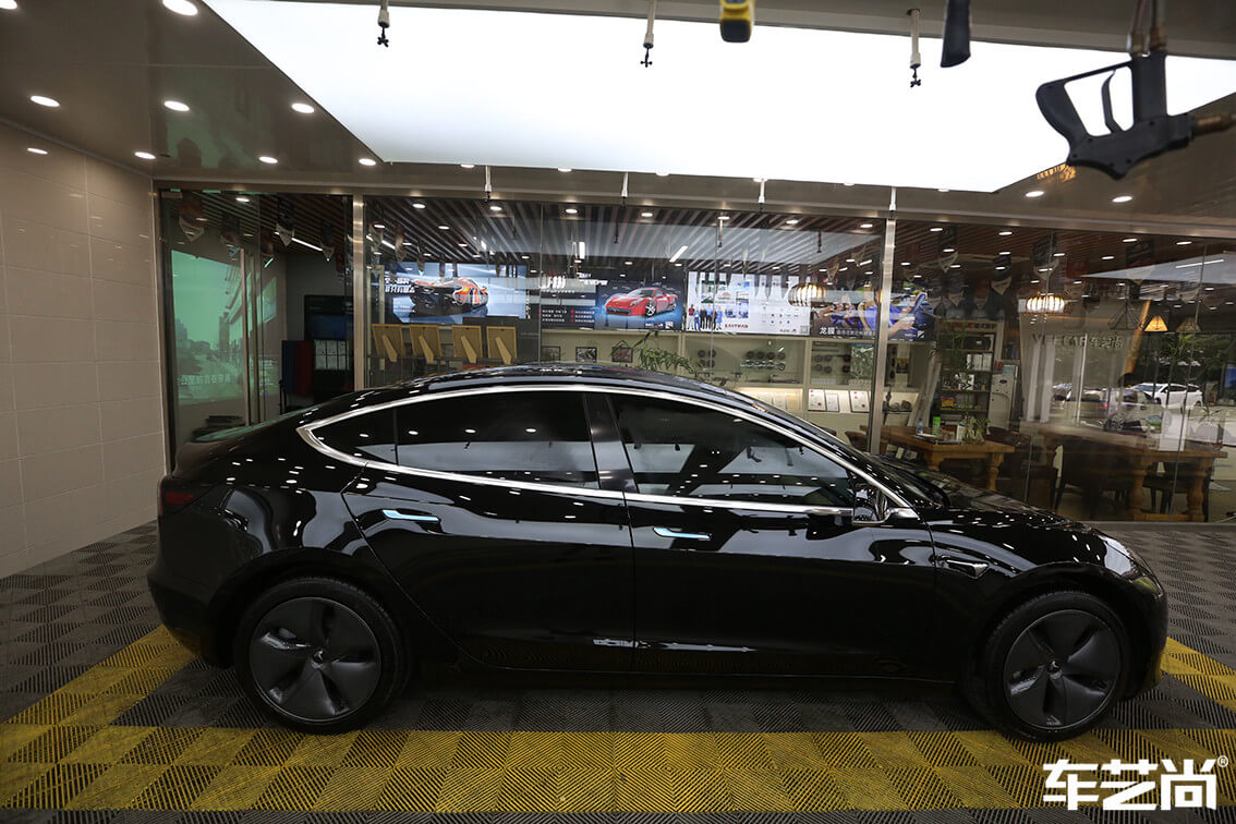 特斯拉Model 3施工威固隔熱膜施工流程細節(jié)圖展示圖（17）