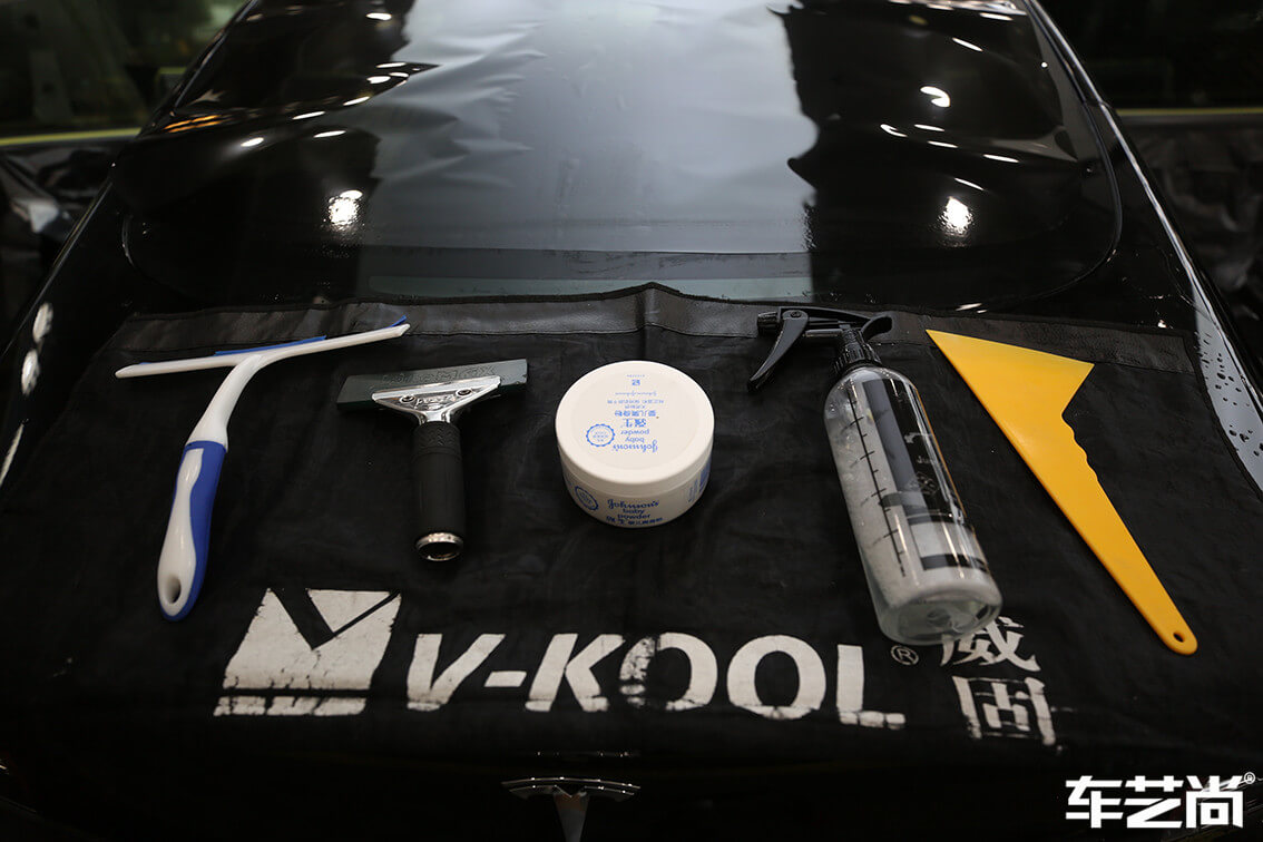 特斯拉Model 3施工威固隔熱膜施工流程細節(jié)圖展示圖（13）