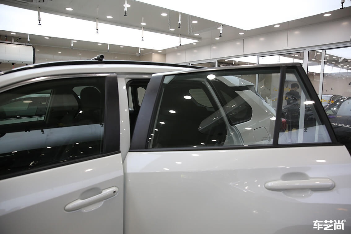 白色豐田RAV4威固隔熱膜專業(yè)施工案例（11）