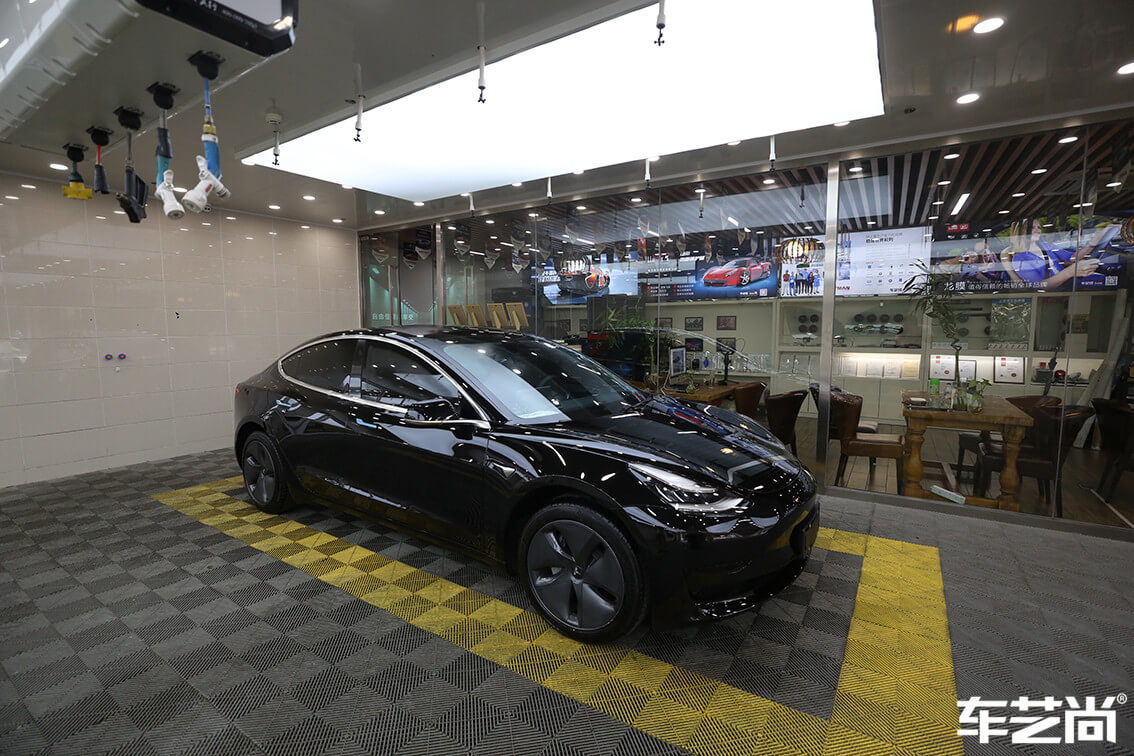 特斯拉Model 3施工威固隔熱膜施工流程細節(jié)圖展示圖（15）