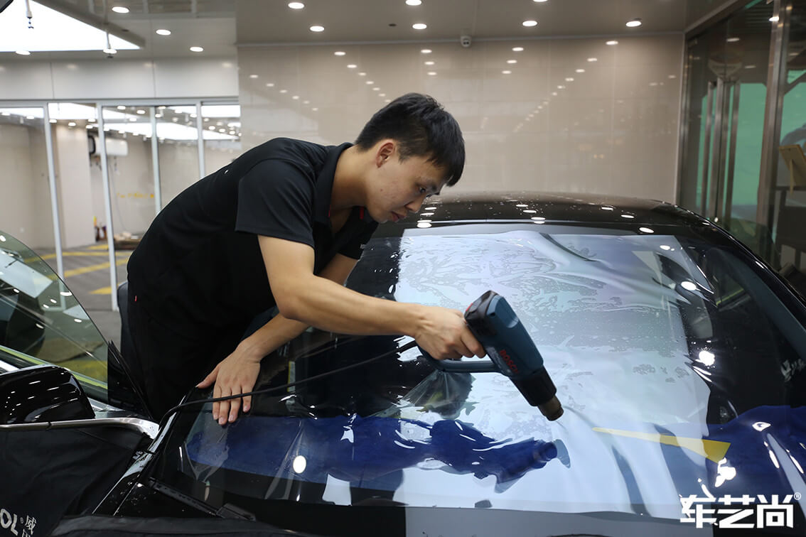 特斯拉Model 3施工威固隔熱膜施工流程細節(jié)圖展示圖（12）
