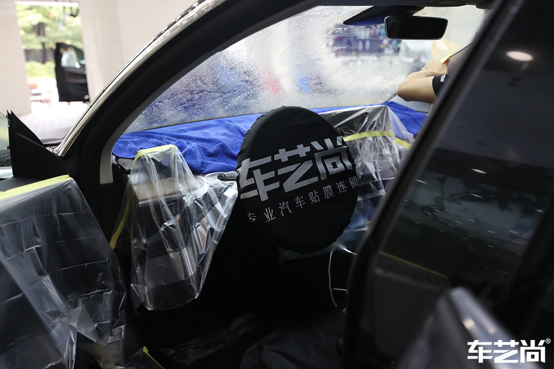 特斯拉Model 3施工威固隔熱膜施工流程細節(jié)圖展示圖（8）