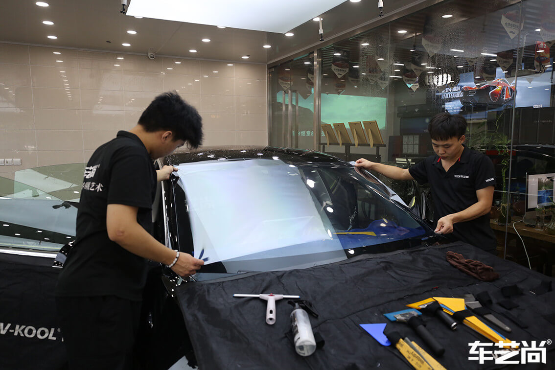 特斯拉Model 3施工威固隔熱膜施工流程細節(jié)圖展示圖（9）