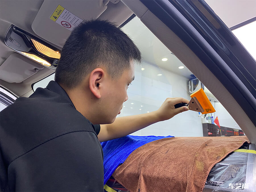 寶馬X3在車(chē)藝尚裝貼威固隔熱膜施工流程展示（9）