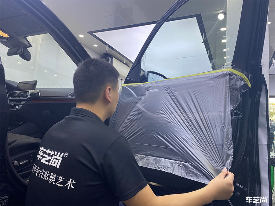 寶馬X3在車(chē)藝尚裝貼威固隔熱膜施工流程展示（3）