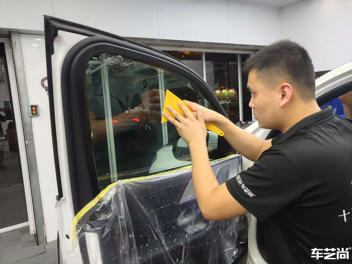 奔馳裝貼威固隔熱膜 車藝尚御水店施工（8）