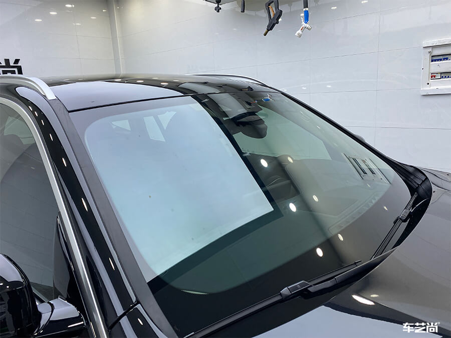 寶馬X3在車(chē)藝尚裝貼威固隔熱膜施工流程展示（11）