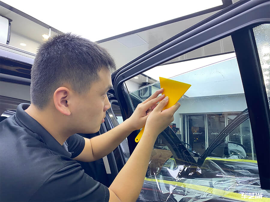 寶馬X3在車(chē)藝尚裝貼威固隔熱膜施工流程展示（10）