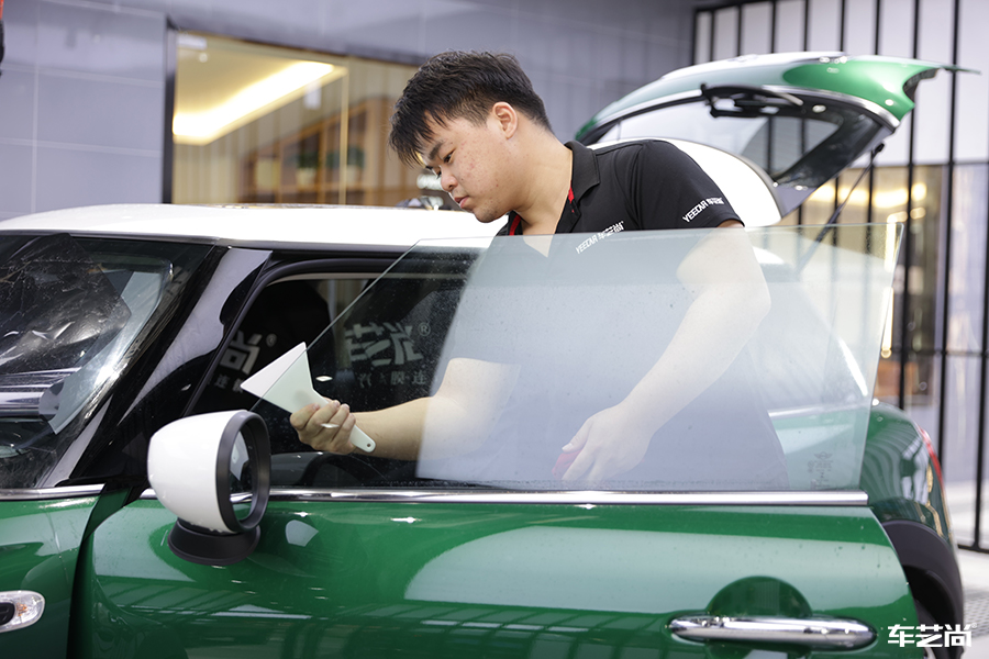 寶馬mini施工隔熱膜，體驗(yàn)“非一般”的保護(hù)（4）
