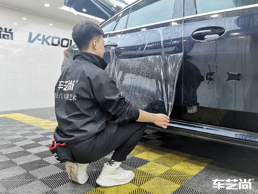 寶馬X6裝貼威固隱形車衣施工流程展示（4）