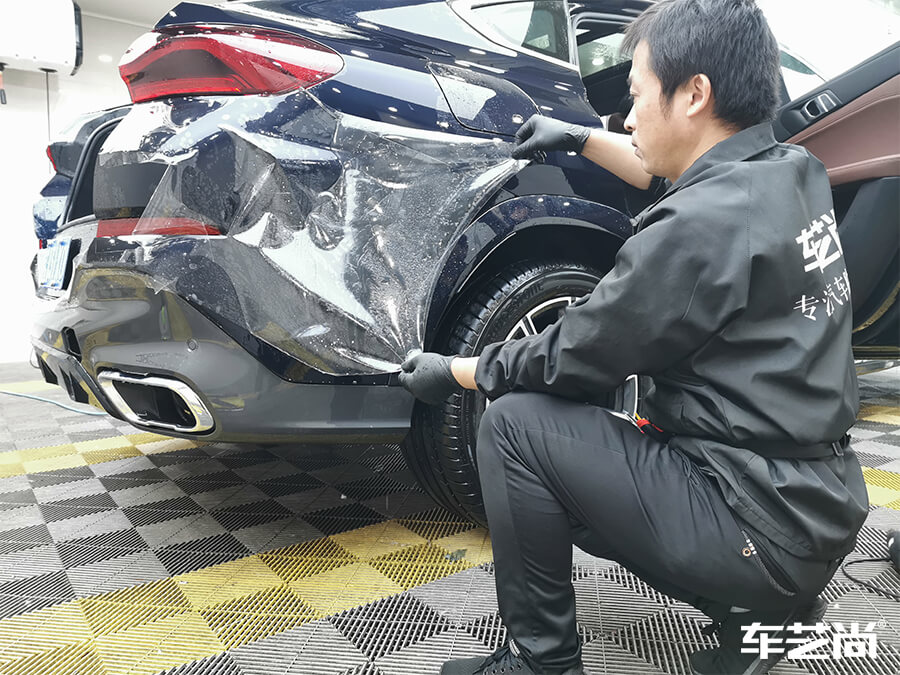 寶馬X6裝貼威固隱形車衣施工流程展示（10）