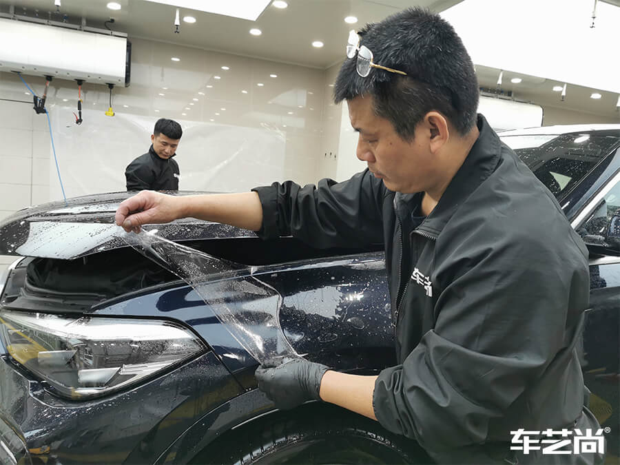 寶馬X6裝貼威固隱形車衣施工流程展示（3）