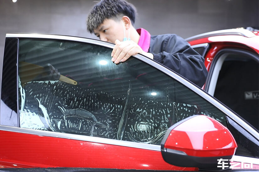奧迪Q3選擇同時裝貼玻璃膜和隱形車衣，體現(xiàn)極致保護措施（10）