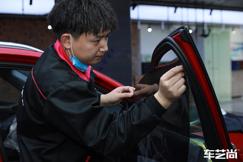 奧迪Q3選擇同時裝貼玻璃膜和隱形車衣，體現(xiàn)極致保護措施（9）