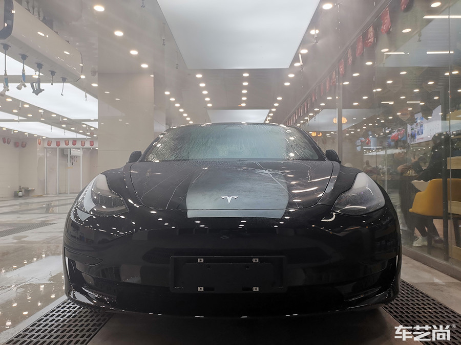 特斯拉Model 3施工威固隔熱膜過程展示（圖一 無塵噴淋）