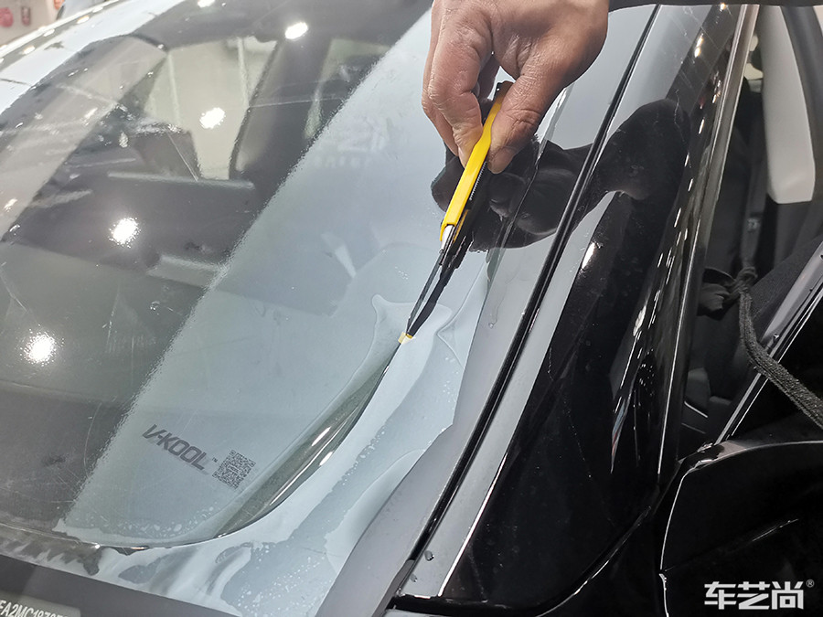特斯拉Model 3施工威固隔熱膜過程展示（圖七 墊片裁膜）