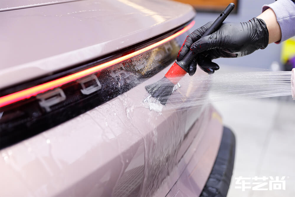 粉色保時捷Taycan裝貼威固隱形車衣（2）
