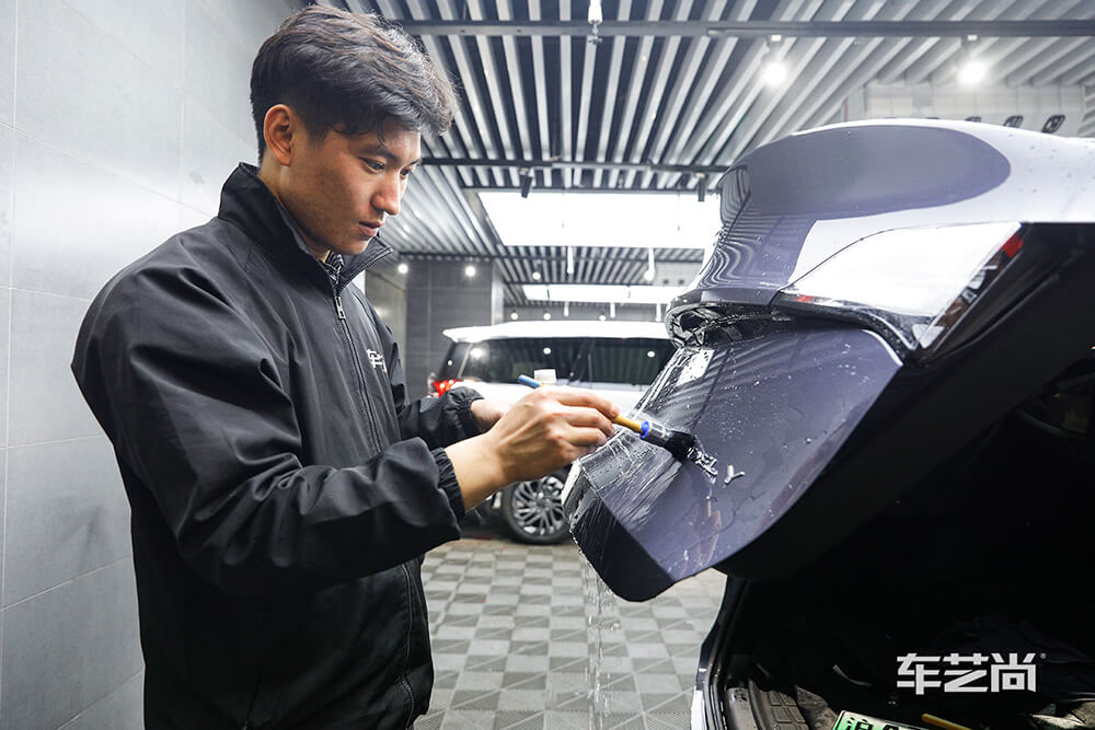 特斯拉Model Y施工威固漆面保護(hù)膜施工過(guò)程展示（圖一）