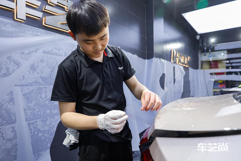 紅旗H9施工威固漆面保護(hù)膜施工過程（圖八）