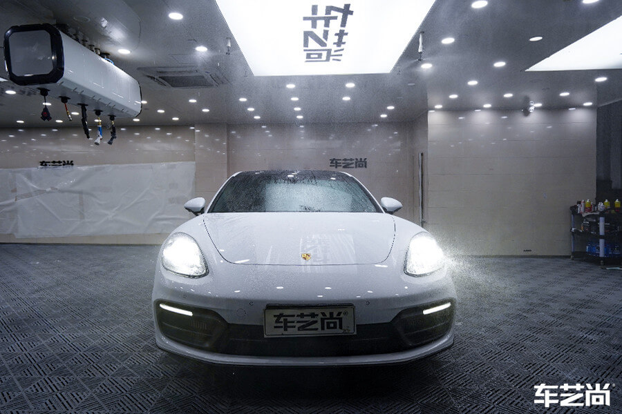 保時捷帕拉梅拉裝貼威固漆面保護膜過程展示（圖二 無塵噴淋）