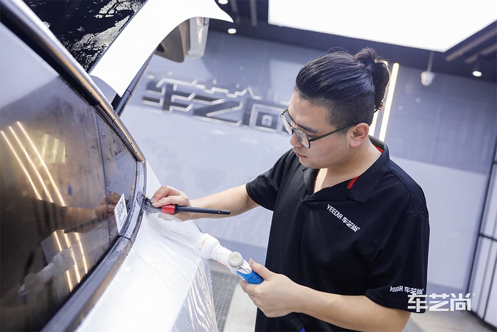 特斯拉ModelY白色施工威固漆面保護膜過程及效果展示（圖一）