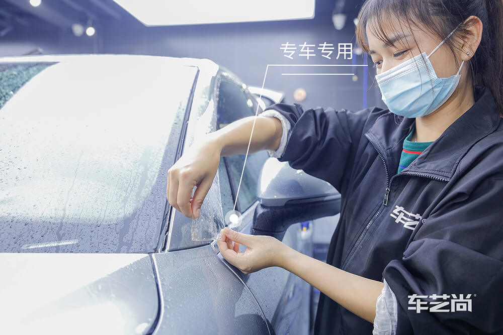 保時(shí)捷卡宴裝貼威固漆面保護(hù)膜過程展示（圖七）