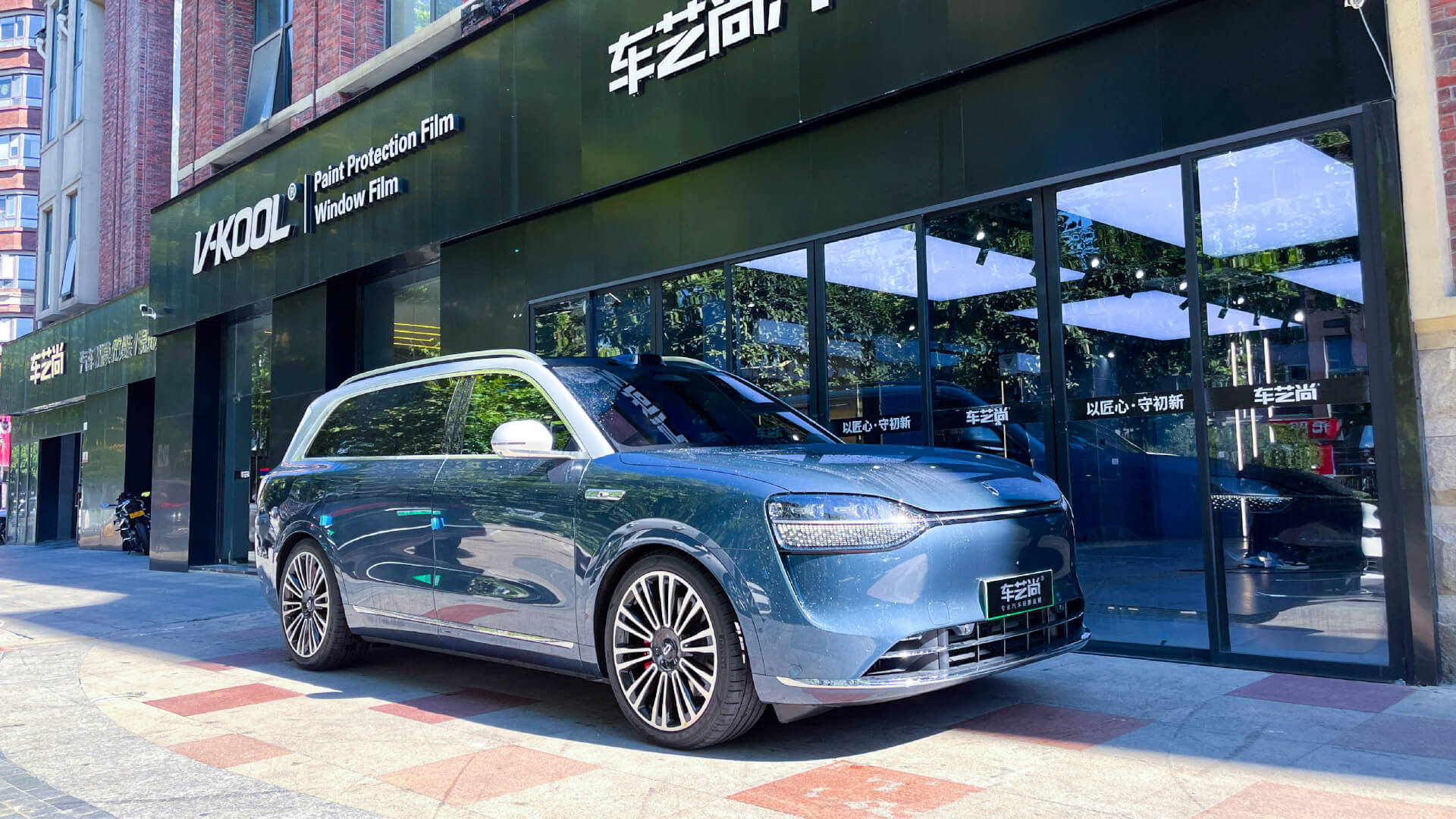 藍(lán)色問界M9南京裝貼威固V10X隱形車衣汽車貼膜案例