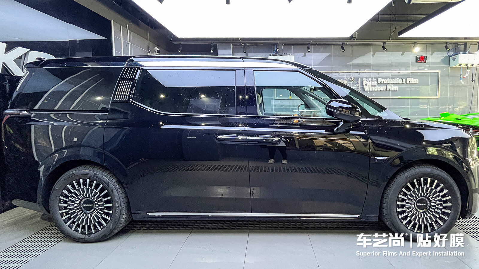 南京極氪009車主必看！威固隔熱膜專業(yè)施工，就選車藝尚！